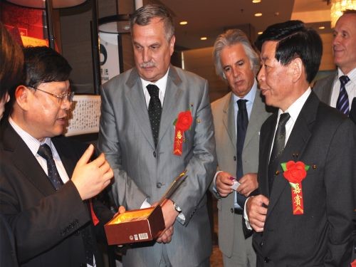 羅馬尼亞湖南黑茶推介會上，周重旺董事長在向客商介紹臻藏茯茶_副本